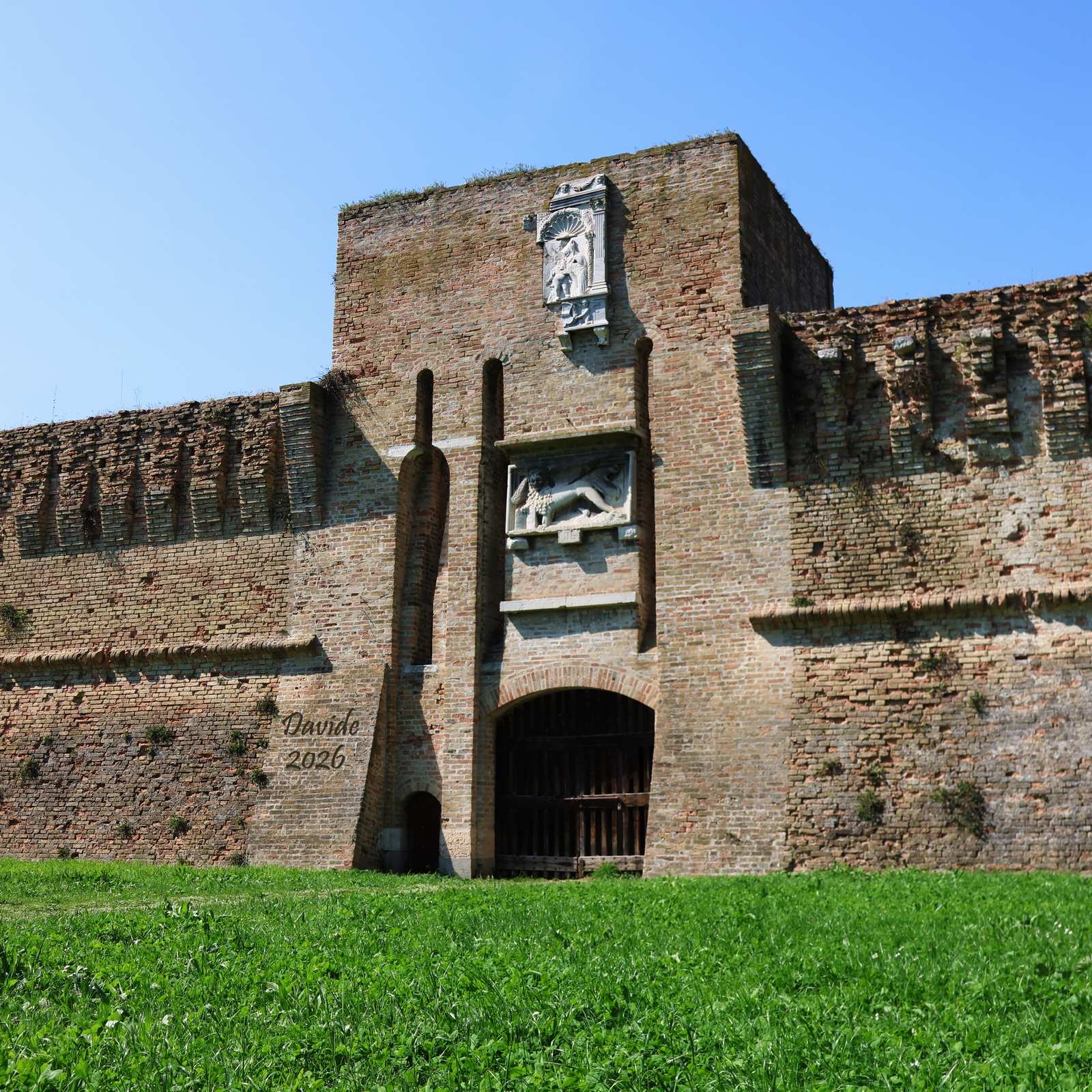 Ravenna (Emilia-Romagna – Italia). Rocca Brancaleone: ingresso Sud, ripreso dalla Cittadella. Davide Tansini. Aprile 2026. Fotografia digitale