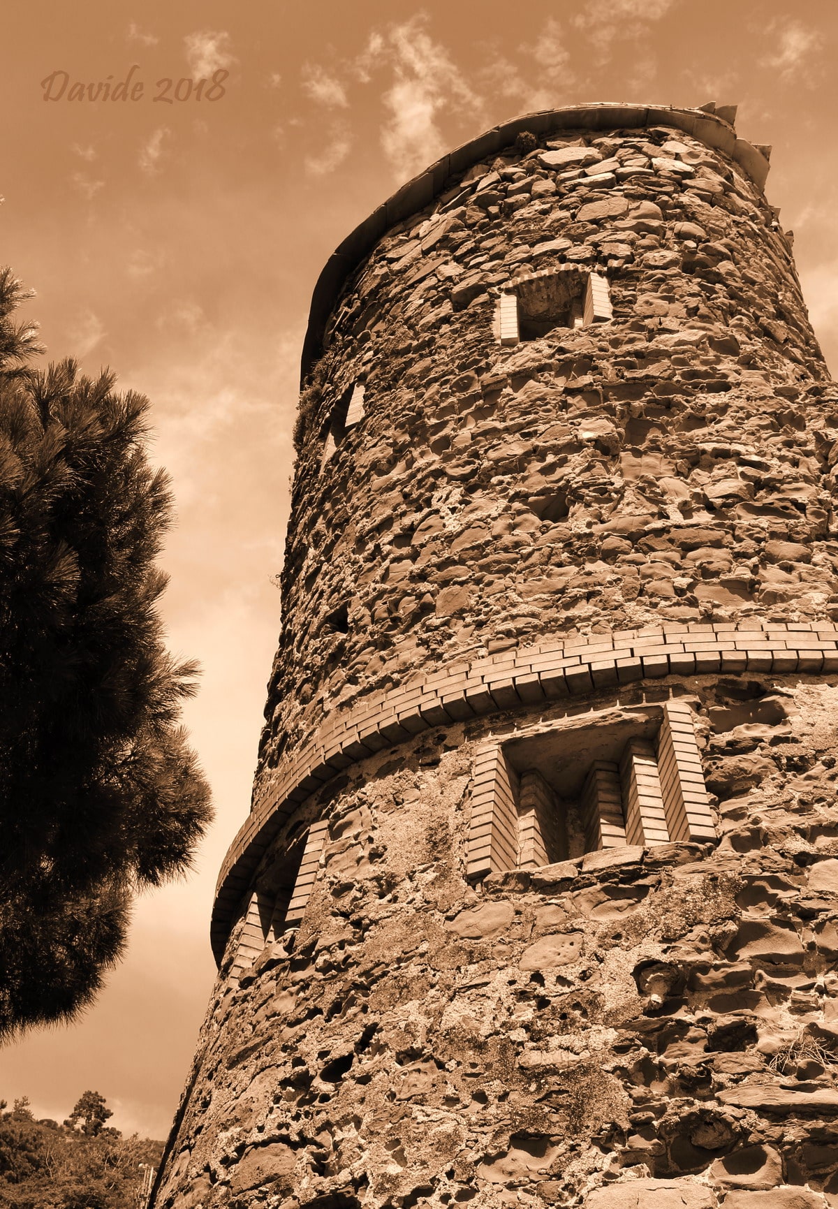 Riomaggiore (La Spezia, Liguria – Cinque Terre, Italia). Castello: torre Ovest. Davide Tansini. 2018. Fotografia digitale