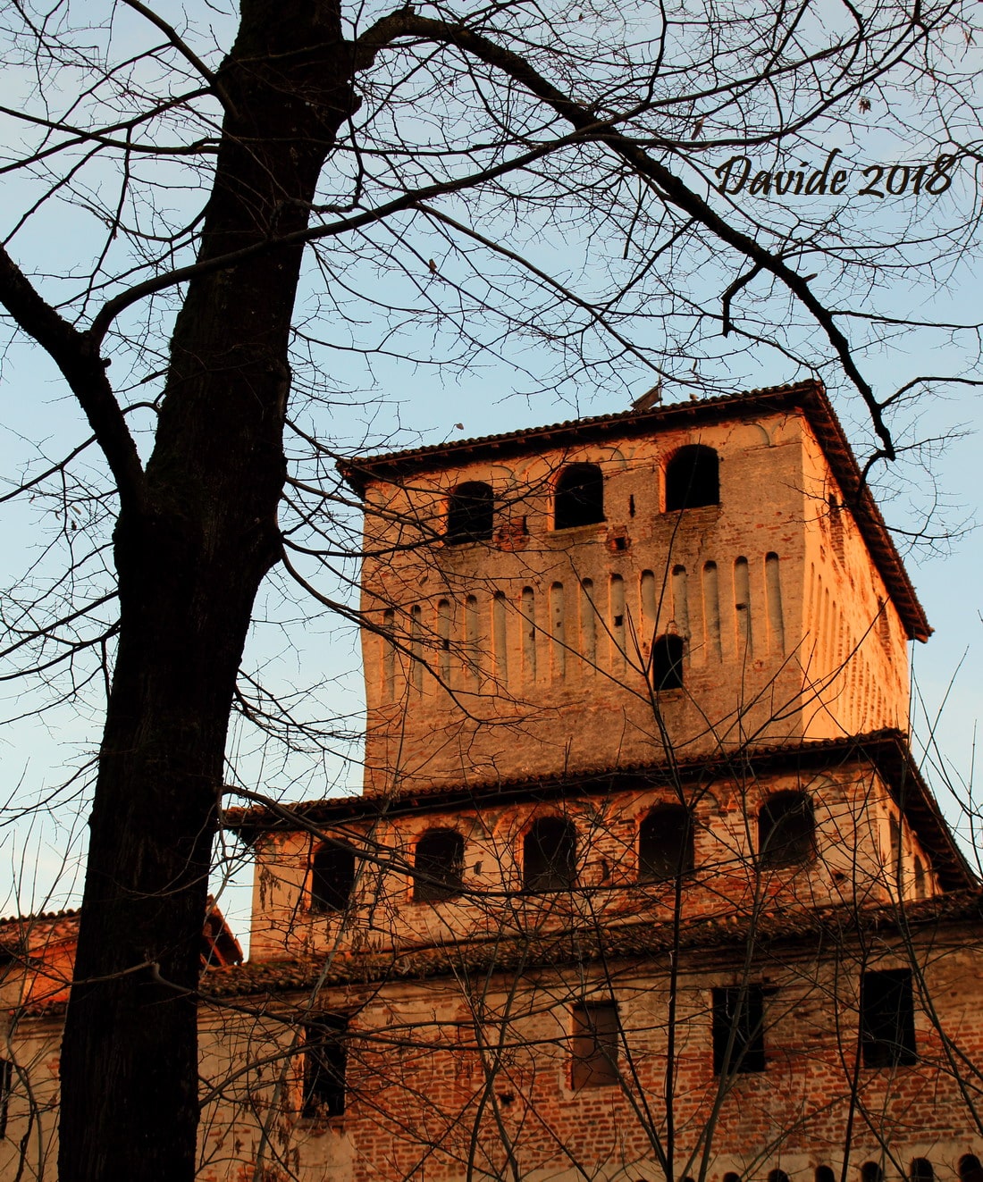 Roccabianca (Parma, Emilia-Romagna – Italia). Castello Rossi: lato Nord-Ovest del mastio. Davide Tansini. 2018. Fotografia digitale