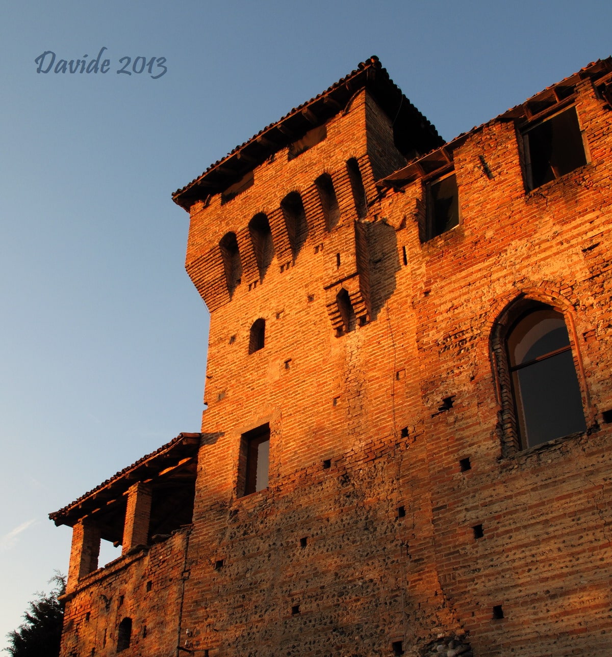 Romano di Lombardia (Bergamo, Lombardia – Italia). Rocca Viscontea: torre Sud-Ovest. Davide Tansini. 2013. Fotografia digitale