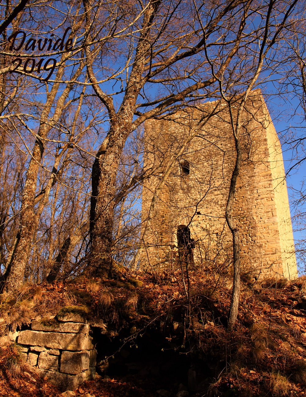 Rusino (Tizzano Val Parma – Parma, Emilia-Romagna – Val Parma, Italia). Rocca di Belvedere: lato Nord-Ovest della torre. Davide Tansini. 2019. Fotografia digitale
