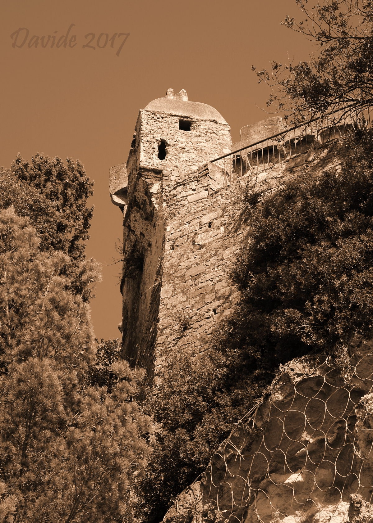 San Terenzo (Lerici – La Spezia, Liguria – Golfo dei Poeti, Italia). Castello: garitta del fronte Ovest. Davide Tansini. 2017. Fotografia digitale