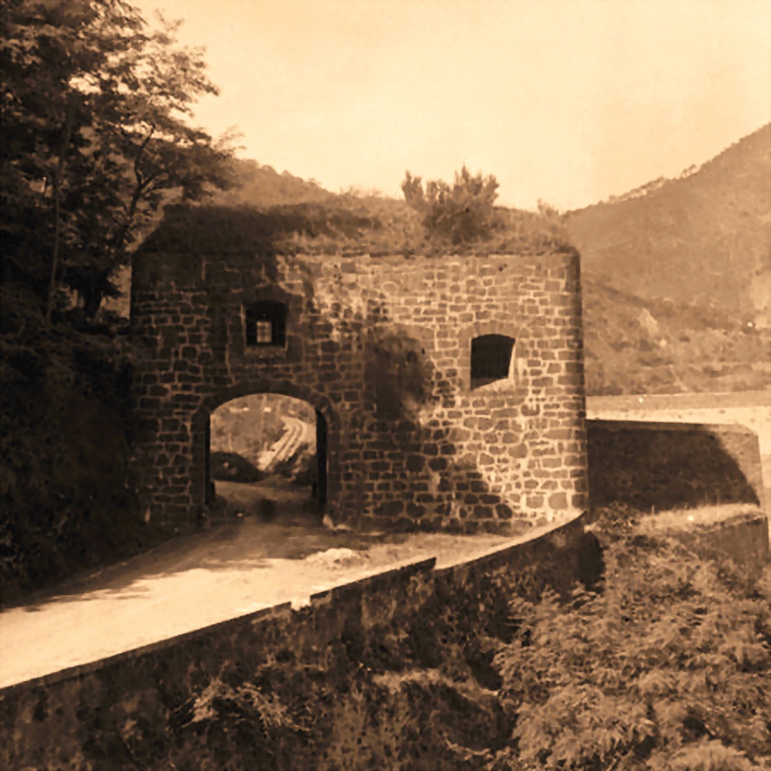 Santa Maria degli Angeli di Caprigliola (Aulla – Massa-Carrara, Toscana – Lunigiana, Italia). Forte della Chiusa: fronte Nord-Est (particolare rielaborato di una fotografia scattata da Paolo Raffaelli nel 1905 ai Forti delle Lame presso l’odierna Stadano Bonaparte, sullo sfondo della Strada della Cisa, della Ferrovia Pontremolese e del fiume Magra). Bagnone (Massa-Carrara, Toscana – Lunigiana, Italia), Archivio storico fotografico digitale Raffaelli