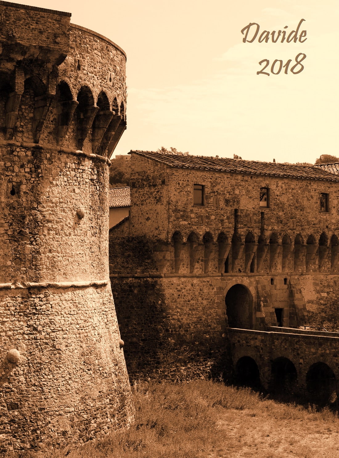 Sarzana (La Spezia, Liguria – Lunigiana, Italia). Fortezza Firmafede: Bastione San Bartolomeo e ingresso principale. Davide Tansini. Luglio 2018. Fotografia digitale