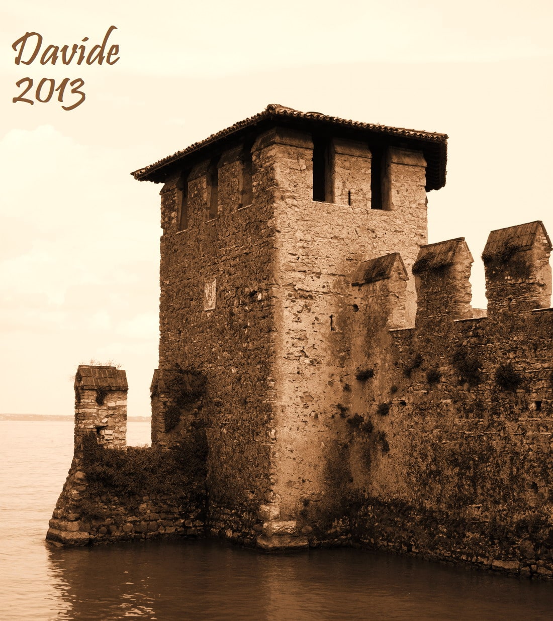 Sirmione (Brescia, Lombardia – Lago di Garda, Italia). Castello Scaligero: torre Sud-Est della darsena affacciata sul Lago Benaco. Davide Tansini. 2013. Fotografia digitale