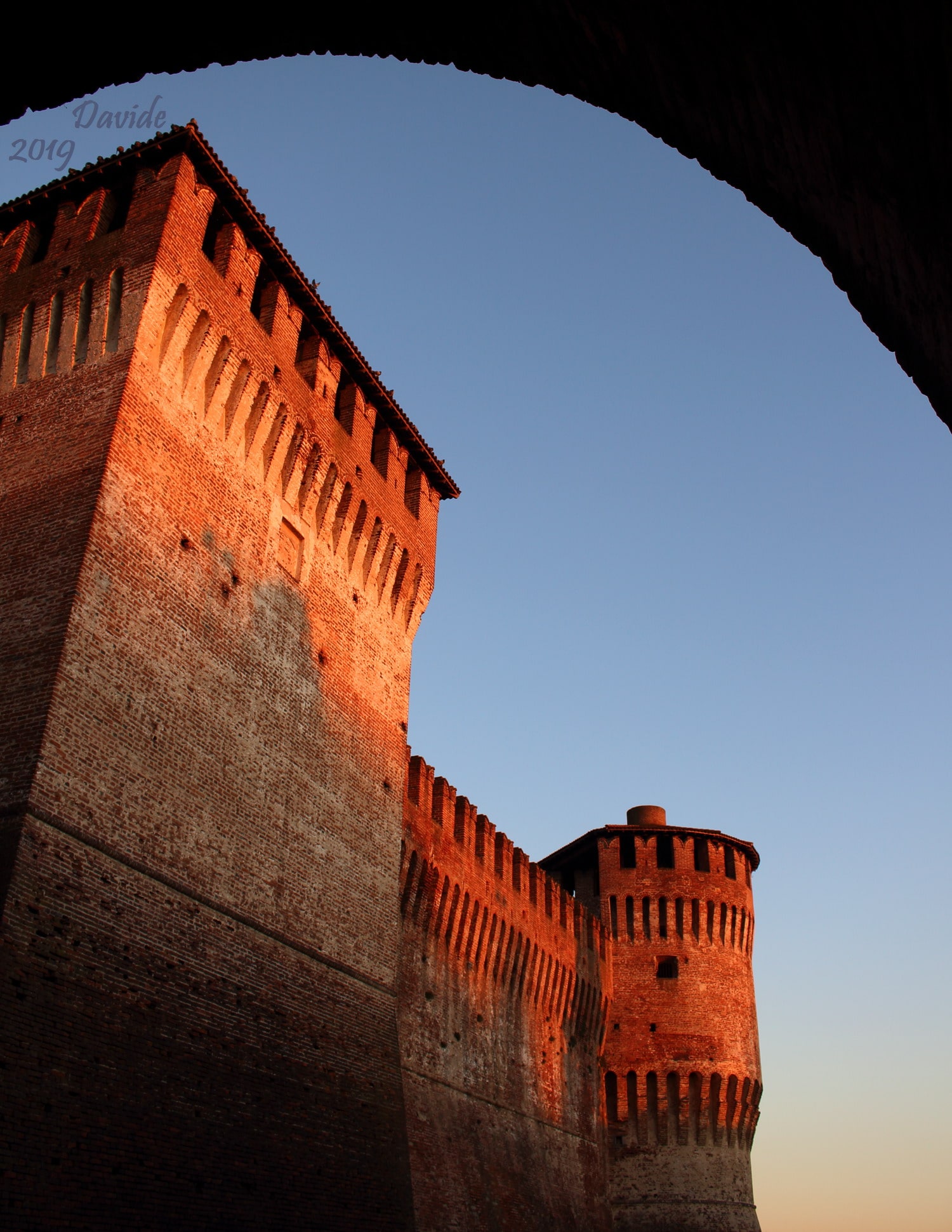Soncino (Cremona, Lombardia – Italia). Rocca Sforzesca: Torre del Capitano e torre di Sud-Ovest. Davide Tansini. 2019. Fotografia digitale