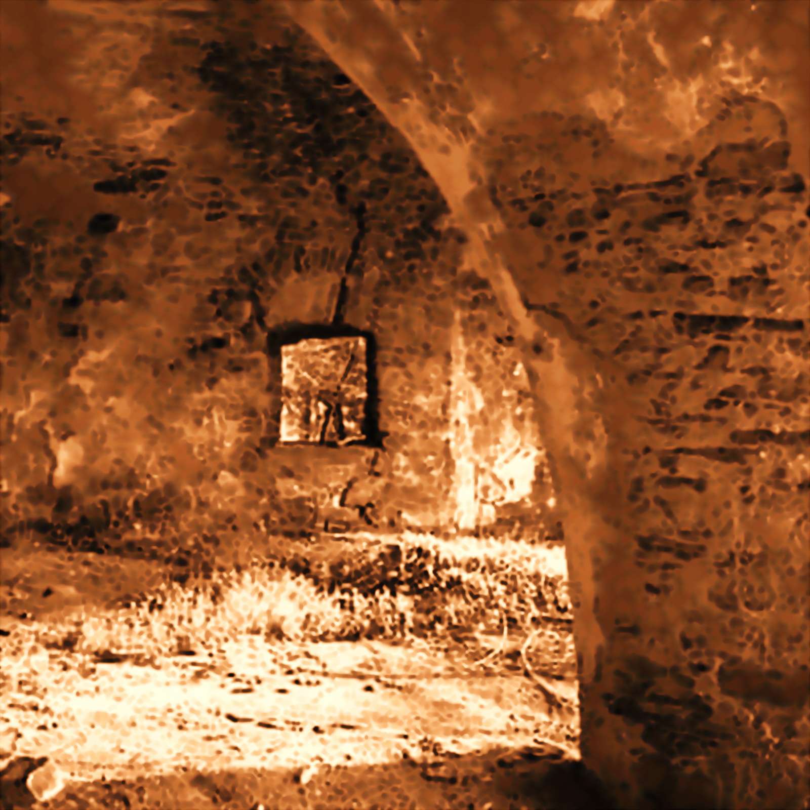 Stadano Bonaparte (Aulla – Massa-Carrara, Toscana – Lunigiana, Italia). Forte del Bernino: scorcio della casamatta con la colonna e una feritoia. 2020. Fotografia digitale rielaborata