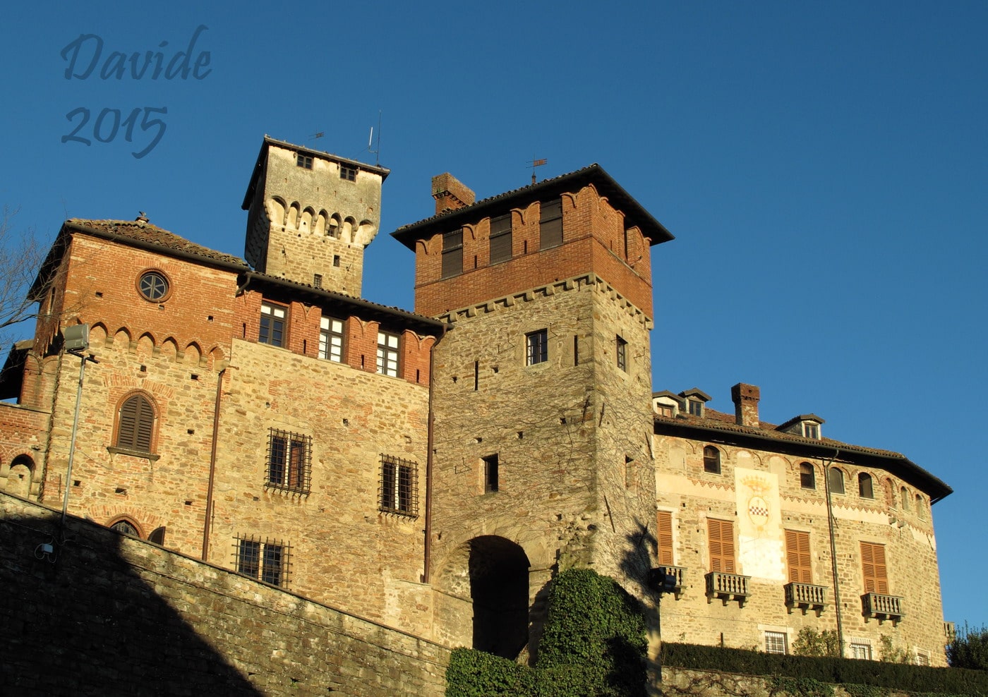 Tagliolo Monferrato (Alessandria, Piemonte – Alto Monferrato, Italia). Castello: fronte Sud-Ovest. Davide Tansini. 2015. Fotografia digitale