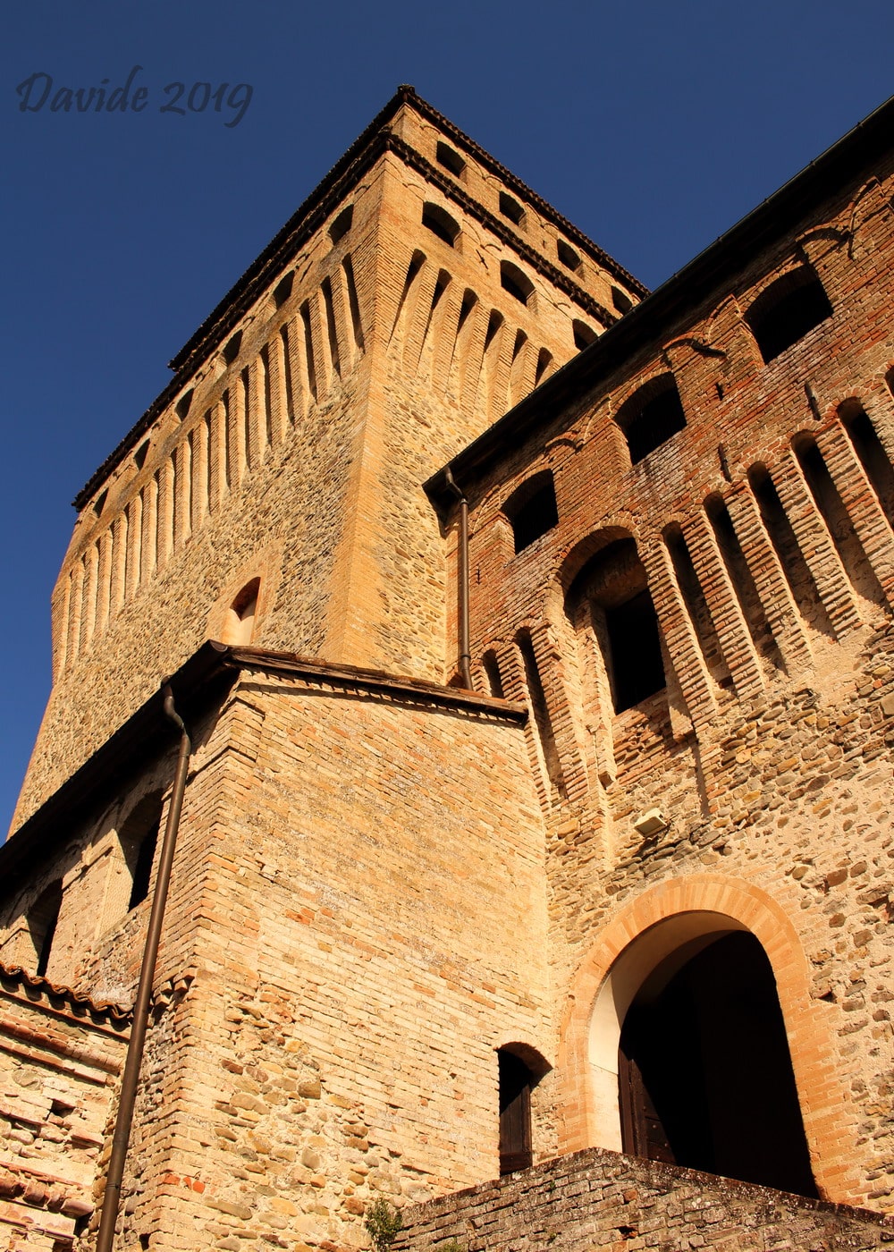 Torrechiara (Langhirano – Parma, Emilia-Romagna – Val Parma, Italia). Castello: angolo Ovest della Torre del Leone. Davide Tansini. 2019. Fotografia digitale