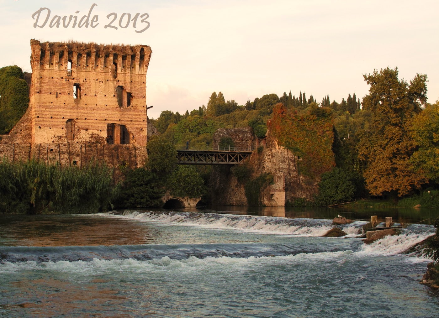 Valeggio sul Mincio (Verona, Veneto – Italia). Fiume Mincio e Rocca Centrale del Ponte Visconteo. Davide Tansini. 2013. Fotografia digitale