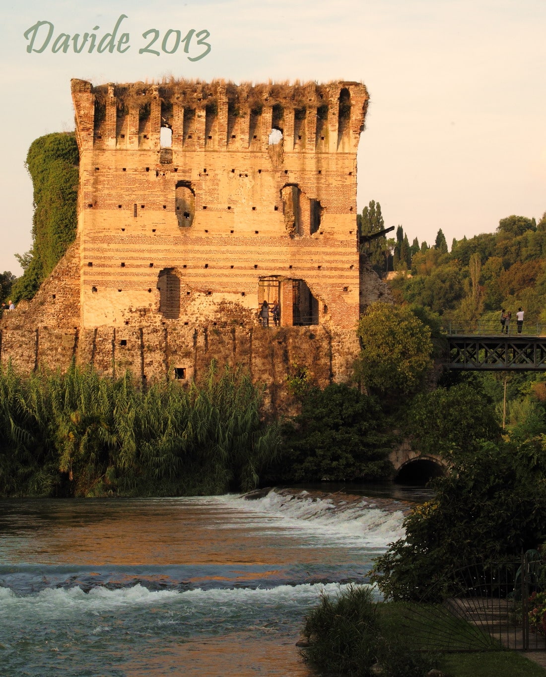 Valeggio sul Mincio (Verona, Veneto – Italia). Fiume Mincio e Rocca Centrale del Ponte Visconteo. Davide Tansini. 2013. Fotografia digitale
