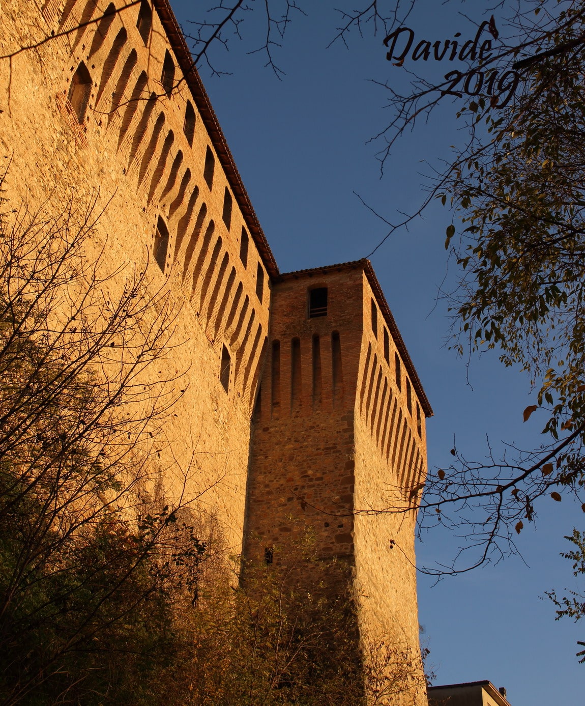 Varano de’ Melegari (Parma, Emilia-Romagna – Val Ceno, Italia). Castello Pallavicino: fronte Sud-Ovest. Davide Tansini. 2019. Fotografia digitale