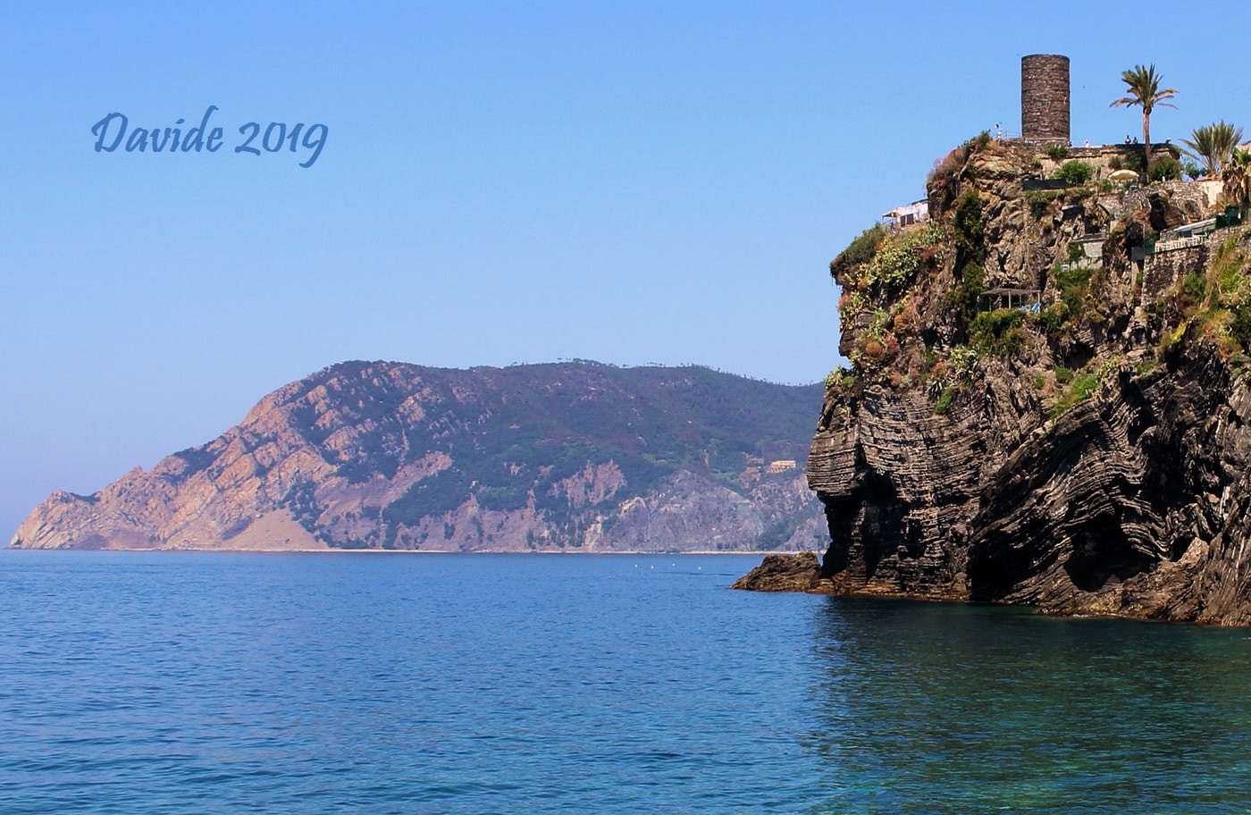 Vernazza (La Spezia, Liguria – Cinque Terre, Italia). Castello Doria, Baia delle Cinque Terre e Punta Mesco. Davide Tansini. 2019. Fotografia digitale