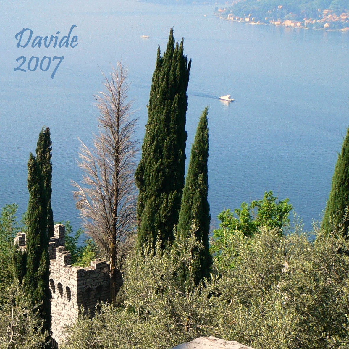 Vezio (Perledo – Lecco, Lombardia – Lago Lario, Italia). Torre d’ingresso Sud del Castello e panorama del Lago di Como. Davide Tansini. 2007. Fotografia digitale