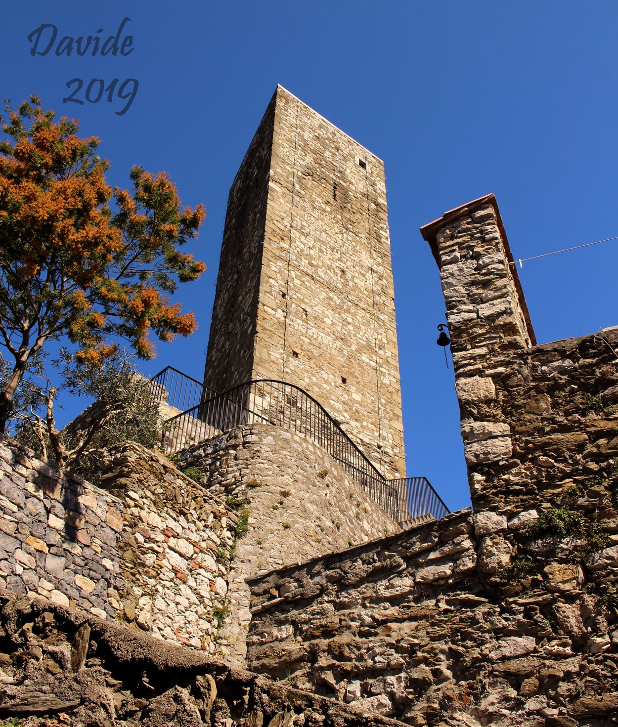 Vezzano Ligure (La Spezia, Liguria – Lunigiana, Italia). Vezzano Inferiore: Torre Pentagonale. Davide Tansini. 2019. Fotografia digitale